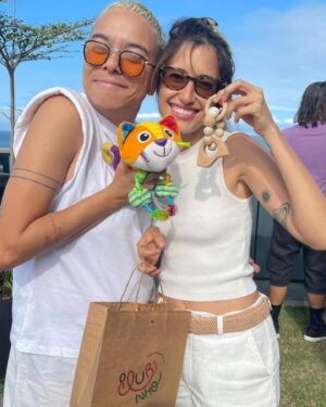 Maria Gadú Instagram - olha a maravilha! com esses irmãos que são patrimônio cultural dessa cidade maravilhosa!!!!! obrigada, amores!! Alice ainda ganhou presentinhos 🥲♥️
.
já já é nóis no guararapes!!!!♥️