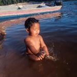Maria Gadú Instagram – No dia internacional das Florestas, meu coração se enche com esses registros. Alice conhecendo a Amazônia em janeiro deste ano. Mais do que um passeio, uma imersão ao lado de ativistas, ribeirinhos e indígenas na maior floresta tropical do planeta. 

O brasil é Floresta, é Amazônia, é Mata Atlântica. As florestas são nossa riqueza maior, de pé, proporcionam água, temperatura, comida, medicina, empregos e arte. é uma infinita beleza. sempre junto @expedicaokaterre katerre

Preserve! Refloreste o planeta, sua cabeça e seu coração! 

1- conhecendo uma esplendorosa Samaúma

2-toda linda com meu maiô de onça navegando de manhã bem cedinho

3- colaborando na soltura dos quelonios, projeto magnífico de tantos anos onde o ativista e educador Paul dedicou uma vida inteira

4- bem ribeirinha querendo paz 

5- visitando a casa do tio PAUL e tia Bianca, dois amores que transformaram a história da educação no Rio Jauaperi
 
#florestasvivas