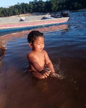 Maria Gadú Instagram - No dia internacional das Florestas, meu coração se enche com esses registros. Alice conhecendo a Amazônia em janeiro deste ano. Mais do que um passeio, uma imersão ao lado de ativistas, ribeirinhos e indígenas na maior floresta tropical do planeta. 

O brasil é Floresta, é Amazônia, é Mata Atlântica. As florestas são nossa riqueza maior, de pé, proporcionam água, temperatura, comida, medicina, empregos e arte. é uma infinita beleza. sempre junto @expedicaokaterre katerre

Preserve! Refloreste o planeta, sua cabeça e seu coração! 

1- conhecendo uma esplendorosa Samaúma

2-toda linda com meu maiô de onça navegando de manhã bem cedinho

3- colaborando na soltura dos quelonios, projeto magnífico de tantos anos onde o ativista e educador Paul dedicou uma vida inteira

4- bem ribeirinha querendo paz 

5- visitando a casa do tio PAUL e tia Bianca, dois amores que transformaram a história da educação no Rio Jauaperi
 
#florestasvivas