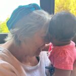 Maria Gadú Instagram - ❤️Soy de la orilla brava, del agua turbia y la correntada Que baja hermosa por su barrosa profundidad Soy un paisano serio, soy gente del Remanso Valerio En donde el cielo remonta vuelo en el Paraná Tengo el color del río y su misma voz en mi canto sigo El agua mansa y su suave danza en el corazón Pero a veces oscura va turbulenta en la ciega hondura Y se hace brillo en este cuchillo de pescador Cristo de las redes, no nos abandones Y en los espineles déjanos tus dones No pienses que nos perdiste Que la pobreza nos pone tristes La sangre tensa y uno no piensa más que en morir Aguas del río viejo llevate pronto este llanto lejos Que está aclarando y vamos pescando para vivir Llevo mi sombra alerta sobre la escama del agua abierta Y en el reposo vertiginoso del espinel Sueño que alzo la proa y subo a la luna en la canoa Y allí descanso hecha un remanso mi propia piel Calma de mis dolores, ay, Cristo de los pescadores Dile a mi amada que está apenada esperándome Que ando pensando en ella mientras voy vadeando las estrellas Que el río está bravo y estoy cansado para volver❤️
