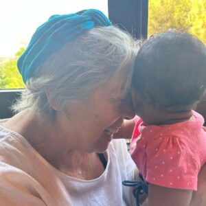 Maria Gadú Instagram - ❤️Soy de la orilla brava, del agua turbia y la correntada
Que baja hermosa por su barrosa profundidad
Soy un paisano serio, soy gente del Remanso Valerio
En donde el cielo remonta vuelo en el Paraná

Tengo el color del río y su misma voz en mi canto sigo
El agua mansa y su suave danza en el corazón
Pero a veces oscura va turbulenta en la ciega hondura
Y se hace brillo en este cuchillo de pescador

Cristo de las redes, no nos abandones
Y en los espineles déjanos tus dones
No pienses que nos perdiste
Que la pobreza nos pone tristes
La sangre tensa y uno no piensa más que en morir
Aguas del río viejo llevate pronto este llanto lejos
Que está aclarando y vamos pescando para vivir

Llevo mi sombra alerta sobre la escama del agua abierta
Y en el reposo vertiginoso del espinel
Sueño que alzo la proa y subo a la luna en la canoa
Y allí descanso hecha un remanso mi propia piel

Calma de mis dolores, ay, Cristo de los pescadores
Dile a mi amada que está apenada esperándome
Que ando pensando en ella mientras voy vadeando las estrellas
Que el río está bravo y estoy cansado para volver❤️