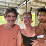 Maria Gadú Instagram – No dia internacional das Florestas, meu coração se enche com esses registros. Alice conhecendo a Amazônia em janeiro deste ano. Mais do que um passeio, uma imersão ao lado de ativistas, ribeirinhos e indígenas na maior floresta tropical do planeta. 

O brasil é Floresta, é Amazônia, é Mata Atlântica. As florestas são nossa riqueza maior, de pé, proporcionam água, temperatura, comida, medicina, empregos e arte. é uma infinita beleza. sempre junto @expedicaokaterre katerre

Preserve! Refloreste o planeta, sua cabeça e seu coração! 

1- conhecendo uma esplendorosa Samaúma

2-toda linda com meu maiô de onça navegando de manhã bem cedinho

3- colaborando na soltura dos quelonios, projeto magnífico de tantos anos onde o ativista e educador Paul dedicou uma vida inteira

4- bem ribeirinha querendo paz 

5- visitando a casa do tio PAUL e tia Bianca, dois amores que transformaram a história da educação no Rio Jauaperi
 
#florestasvivas