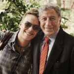 Maria Gadú Instagram - hoje se encantou Tony Bennett. grande voz dos tempos, da elegância. 96 anos compartilhando sua estrada com muitas outras pessoas. Tive o privilégio de cantar em seu disco Duets e conhecer seu amoroso jeito de viver a vida. Generoso e grandioso!! ❤️😞