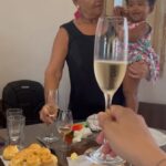 Maria Gadú Instagram – dia 07 minha amada mãe completou 73 anos. Desses 73, muitos de luta. Ontem no dia internacional da mulher fomos almoçar e comemorar duplamente nosso matriarcado. Lideradas por ela, no amor, nas escolhas, nos sentimentos, nos aprendizados, seguimos fortes para criar a mais nova integrante dessa matilha de lobas. Obrigada, mãe. Passear com você pela vida é um luxo. Nós te amamos MUITO. Feliz aniversário @neusagaduterapeutaonline !!! Hoje vamos comemorar cantando no @vivoriorj , com a casa cheia de gente linda!!!!♥️♥️♥️