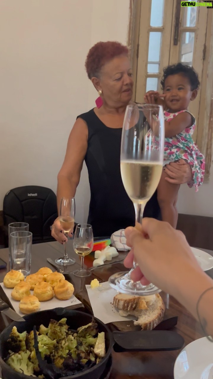 Maria Gadú Instagram - dia 07 minha amada mãe completou 73 anos. Desses 73, muitos de luta. Ontem no dia internacional da mulher fomos almoçar e comemorar duplamente nosso matriarcado. Lideradas por ela, no amor, nas escolhas, nos sentimentos, nos aprendizados, seguimos fortes para criar a mais nova integrante dessa matilha de lobas. Obrigada, mãe. Passear com você pela vida é um luxo. Nós te amamos MUITO. Feliz aniversário @neusagaduterapeutaonline !!! Hoje vamos comemorar cantando no @vivoriorj , com a casa cheia de gente linda!!!!♥️♥️♥️