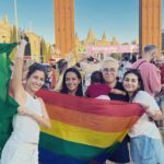Maria Gadú Instagram - dias vem, dias vão. há todos os anos, em qualquer lugar do mundo: sozinha, namorando, triste ou feliz, tive orgulho. também tive raiva, tristeza, solidão, lutos. mas tive orgulho: de ser quem eu sou, de estar onde estou (grande frase). hoje estou com minha família, queer família, nossa neném, nossa não neném, nossa vida e vejo o quanto a luta possibilita. eu sempre serei ambulante nas ideias variadas, mas a liberdade, AH, A LIBERDADE!, é meu maior desejo para todes! Sim, todes! Pq se a gente aceita falar uma língua tão colonial, modificada pelas culturas, podemos entender mais essa necessidade cultural da diásporas LGBTQIAP e antes que os falsos polemizadores a favor do “português gramatical” venham encher o saco, morando em Moema, Jabaquara, comendo tapioca e falando axé sem contexto quando chegam em salvador, cheguem aqui, digo: quem não vive, não muda. Quem não muda, não vive. Viva a gente! Parada gay ♥️