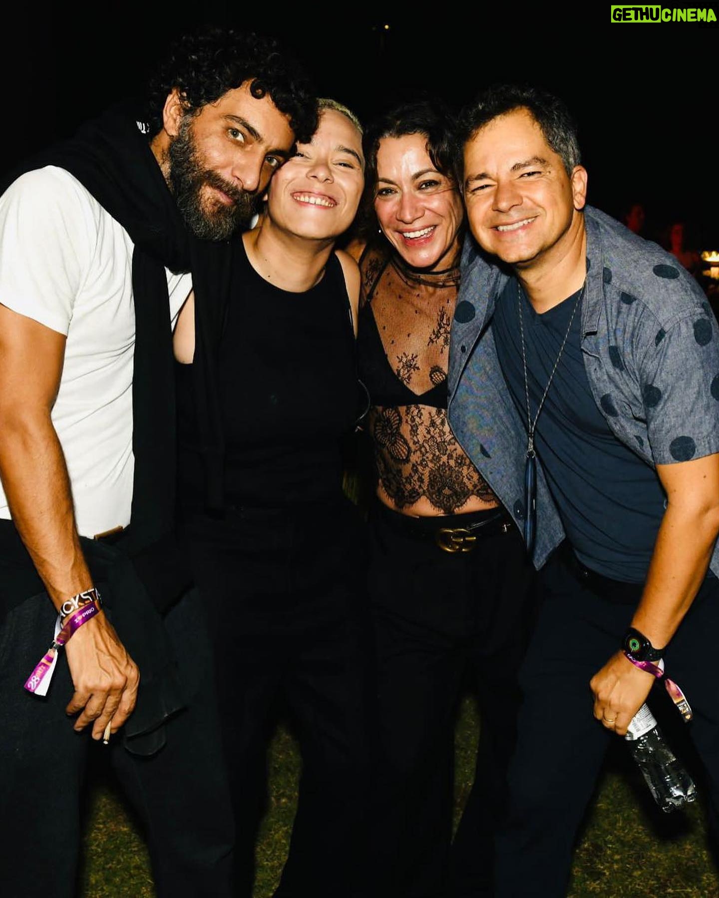 Maria Gadú - 6.9K Likes - aniversário dessas 2 pessoas que eu amo há MUITO tempo! muito mesmo, tanto o amor quanto o tempo. @marcuspreto e @joanamariani ♥️
.
Foto 1 é a gente beeeem charmosiany na Bahia
.
Foto 2 inclui dois amores @carloshsaldanha e Candé♥️
.
Foto 3 é de um agarrinho bom numa noite metaversica
.
Foro 4 inclui parabenizar a cidade do Rio de Janeiro. Lançamento da série “How to Be a carioca”, da Joana e Saldanha, onde fiz a trilha sonora. (Com Clarinha e Popita💕) nosso 4º trabalho juntas!
.
Amo vcs, sejam sempre muito felizes!♥️♥️