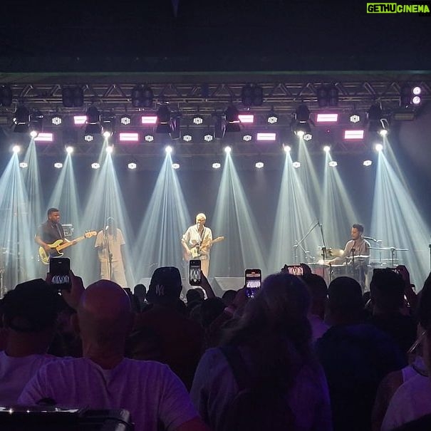 Maria Gadú Instagram - fotos lindas do show de São Paulo (sesc 14 bis) na sexta e de Bertioga ( Festival Internacional Indigena de Bertioga) ontem!! Dias emocionantes!! Obrigada a todas as pessoas que foram nos ouvir nesses 4 dias, cansada, porém feliz!!! ♥️ . Hoje participo do show do meu amigo @geanramospankararuoficial aqui em Belém do Pará, no palco Encantaria no evento Semana dos Povos Indigenas! Muita gente linda no palco! O evento começa as 13h! Até já 💕 . Fotos de @ligiachaim @laogawa e @paulinhobarroso