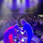 Maria Gadú Instagram - foram dias e noites de amor e brilho. uma honra subir ao palco com meu querido @paulinhomoska e suas canções magníficas, que tanto fazem parte das relíquias que guardo no coração. maior honra ainda, é desfrutar de sua companhia, sua amizade, e poder rir de doer a barriga com essas amizades tão lindas @leandroquirogaferreres @tina.zenn @passarohippie @vicentepbarros @paulinhobarroso e meu amor @popi.itapema !!! Obrigada @medioymedio , obrigada Moska! Obrigada, gente! ♥️♥️♥️♥️ . As fotos estão misturadas, mas são do @paulinhobarroso , da @popi.itapema e do @maurirod.uy . menos a do mar neon, que tirei humildemente com meu aparelho telefônico 💥