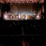 Maria Gadú Instagram - e assim fizemos os dois últimos shows do ano! primeiro em Porto Alegre, depois de taaaaaanto tempo. o show foi dedicado ao meu grande amigo Léo Rosa, que aniversariou 2 dias antes, e que com certeza recebeu todo nosso amor lá do infinito onde ele mora hoje (além de morar dentro do meu coração). um amor pra sempre. atravessamos o país e fomos pra São Luís do Maranhão, cantar nessa festa linda ao ar livre. Maranhão terra da nossa @guajajarasonia ! que prazer poder dividir o palco com as guerreiras @djuenatikuna e @weena_tikuna e o guerreiro @flayguajajaraoficial cantando o hino “Maraka’ anandê” (vou deixar a música no storie). Dois shows lindos, ponta a ponta desse Brasil, pra fechar esse ano taaaaao marcante! Agora é descansar, preparar o novo ano, cuidar da neném e ansiar pelo nosso reencontro! Beijão, pessoal!!!!!! As fotos e vídeo são da @ligiachaim