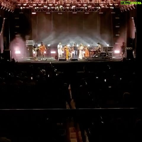 Maria Gadú Instagram - e assim fizemos os dois últimos shows do ano! primeiro em Porto Alegre, depois de taaaaaanto tempo. o show foi dedicado ao meu grande amigo Léo Rosa, que aniversariou 2 dias antes, e que com certeza recebeu todo nosso amor lá do infinito onde ele mora hoje (além de morar dentro do meu coração). um amor pra sempre. atravessamos o país e fomos pra São Luís do Maranhão, cantar nessa festa linda ao ar livre. Maranhão terra da nossa @guajajarasonia ! que prazer poder dividir o palco com as guerreiras @djuenatikuna e @weena_tikuna e o guerreiro @flayguajajaraoficial cantando o hino “Maraka’ anandê” (vou deixar a música no storie). Dois shows lindos, ponta a ponta desse Brasil, pra fechar esse ano taaaaao marcante! Agora é descansar, preparar o novo ano, cuidar da neném e ansiar pelo nosso reencontro! Beijão, pessoal!!!!!! As fotos e vídeo são da @ligiachaim