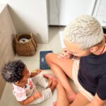 Maria Gadú Instagram - e no vendaval do tempo, sexta essa pequena fará 1 aninho. 365 dias brilhantes que ela nos presenteia. esperta com seus 5 dentinhos, já está aprendendo a escova-los. um amor. um grande amor💕