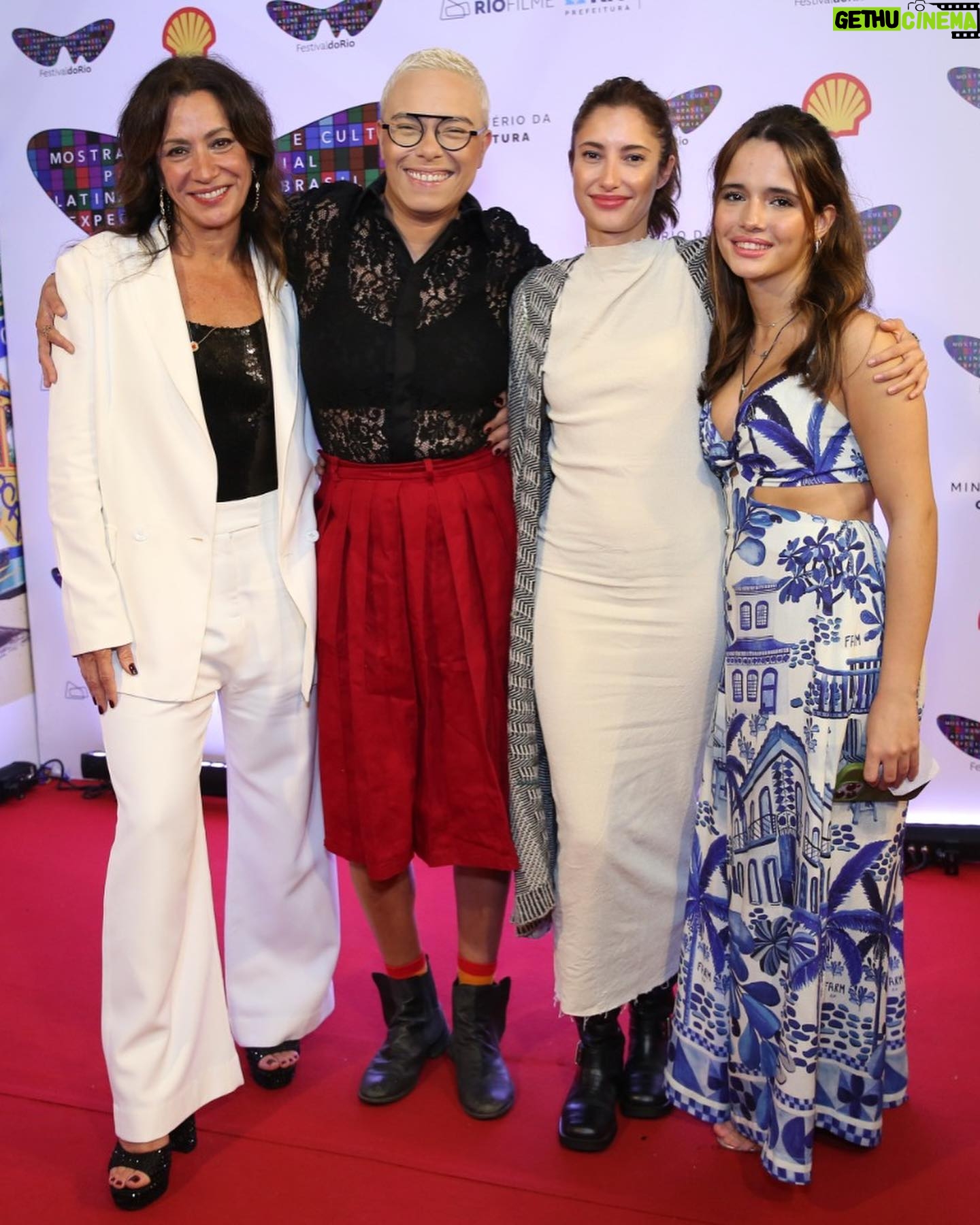 Maria Gadú - 6.9K Likes - aniversário dessas 2 pessoas que eu amo há MUITO tempo! muito mesmo, tanto o amor quanto o tempo. @marcuspreto e @joanamariani ♥️
.
Foto 1 é a gente beeeem charmosiany na Bahia
.
Foto 2 inclui dois amores @carloshsaldanha e Candé♥️
.
Foto 3 é de um agarrinho bom numa noite metaversica
.
Foro 4 inclui parabenizar a cidade do Rio de Janeiro. Lançamento da série “How to Be a carioca”, da Joana e Saldanha, onde fiz a trilha sonora. (Com Clarinha e Popita💕) nosso 4º trabalho juntas!
.
Amo vcs, sejam sempre muito felizes!♥️♥️