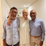 Maria Gadú Instagram – a vida caminha, vai volta, sofre, perdoa. mas no fundo, e no raso tb, o que vale é estar atenta as possibilidades de amar. nessa foto de ontem no show de São Paulo, o reencontro com meu pai Moacyr (a esquerda) e meu tio Beto. Agradeço aos Orixás por sempre iluminarem minha cabeça para não esquecer de realinhar o presente. ♥️