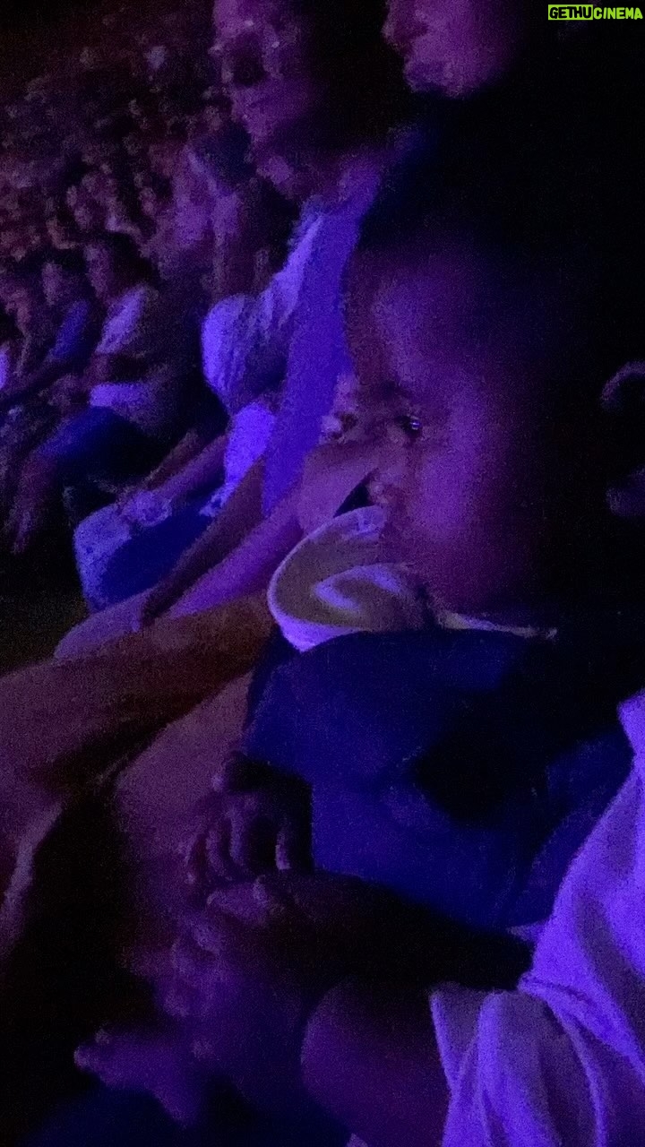 Maria Gadú - 5.7K Likes - viva! quanta gratidão sinto pela infância que tive e pela infância bonita que podemos ofertar a Alice. nesse dia ela assistiu com atenção o show que fizemos em Barcelona, encantada com a doçura e a força de @lilianaherrero_ , uma conexão imediata e sincera. na minha infância pude passear pelo mundo através da imaginação, minha mãe e minha vó sempre nos fizeram aproveitar as belezas com criatividade e carinho, através dos livros e de contação de histórias. hoje vendo Alice passeando no mundo penso que trazemos vovó para passear também, numa forma honrosa de manter sempre a imaginação viva e a família reunida em torno das novas possibilidades. que nossas famílias sejam sempre respeitadas. há muito amor nisso tudo! Viva a infância e viva a gente!!!