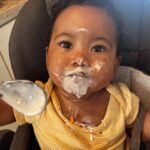 Maria Gadú Instagram – a beleza da construção da autonomia! uma bagunça bonita e festejada, essa lambança alegre que não é sujeira! nossos corações se enchem de alegria ao assistir Alice percebendo os alimentos, encarando com muito humor o início da coordenação motora, descobrindo os sabores. a hora de comer é sagrada, pela gratidão ao alimento e pela comunhão. bom dia, pra vocês com essa foto tão fofinha da nossa boca nervosa hahahaha