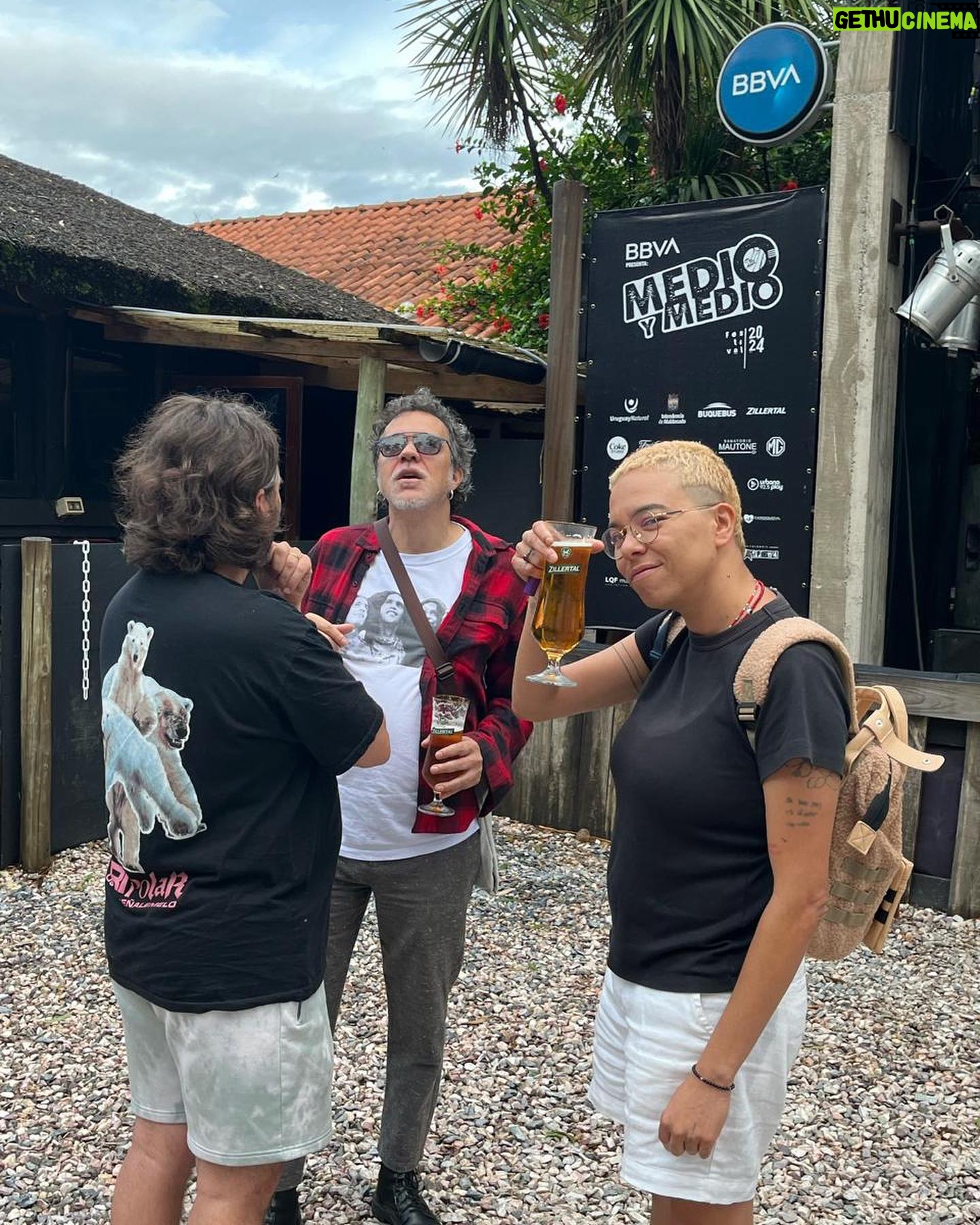 Maria Gadú - 5.5K Likes - foram dias e noites de amor e brilho. uma honra subir ao palco com meu querido @paulinhomoska e suas canções magníficas, que tanto fazem parte das relíquias que guardo no coração. maior honra ainda, é desfrutar de sua companhia, sua amizade, e poder rir de doer a barriga com essas amizades tão lindas @leandroquirogaferreres @tina.zenn @passarohippie @vicentepbarros @paulinhobarroso e meu amor @popi.itapema !!! Obrigada @medioymedio , obrigada Moska! Obrigada, gente! ♥️♥️♥️♥️
.
As fotos estão misturadas, mas são do @paulinhobarroso , da @popi.itapema e do @maurirod.uy . menos a do mar neon, que tirei humildemente com meu aparelho telefônico 💥