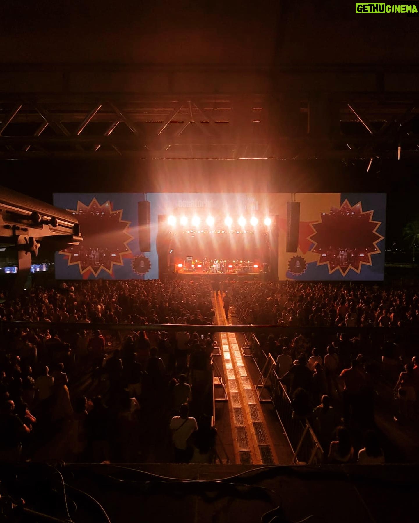 Maria Gadú Instagram - e assim fizemos os dois últimos shows do ano! primeiro em Porto Alegre, depois de taaaaaanto tempo. o show foi dedicado ao meu grande amigo Léo Rosa, que aniversariou 2 dias antes, e que com certeza recebeu todo nosso amor lá do infinito onde ele mora hoje (além de morar dentro do meu coração). um amor pra sempre. atravessamos o país e fomos pra São Luís do Maranhão, cantar nessa festa linda ao ar livre. Maranhão terra da nossa @guajajarasonia ! que prazer poder dividir o palco com as guerreiras @djuenatikuna e @weena_tikuna e o guerreiro @flayguajajaraoficial cantando o hino “Maraka’ anandê” (vou deixar a música no storie). Dois shows lindos, ponta a ponta desse Brasil, pra fechar esse ano taaaaao marcante! Agora é descansar, preparar o novo ano, cuidar da neném e ansiar pelo nosso reencontro! Beijão, pessoal!!!!!! As fotos e vídeo são da @ligiachaim