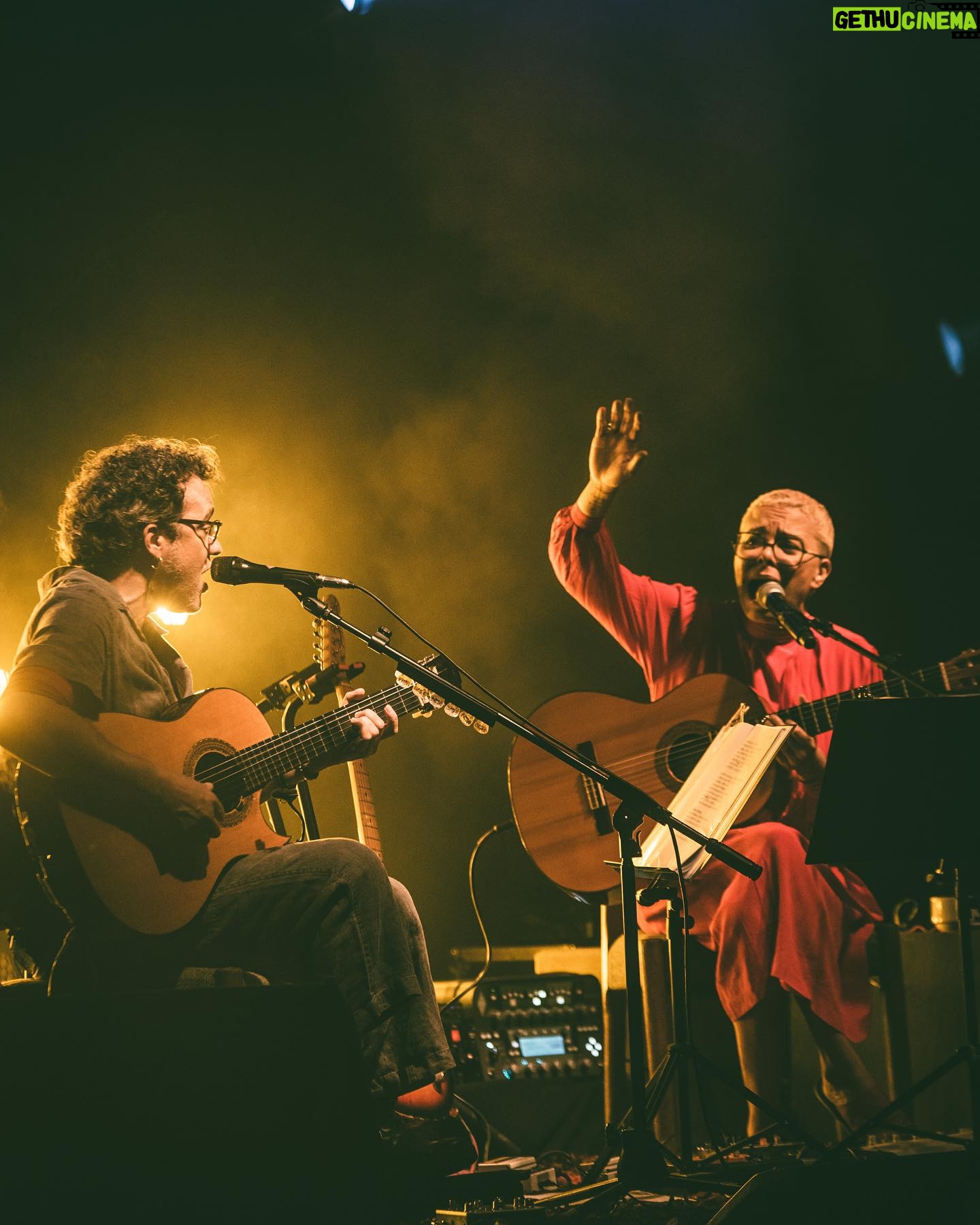 Maria Gadú - 5.5K Likes - foram dias e noites de amor e brilho. uma honra subir ao palco com meu querido @paulinhomoska e suas canções magníficas, que tanto fazem parte das relíquias que guardo no coração. maior honra ainda, é desfrutar de sua companhia, sua amizade, e poder rir de doer a barriga com essas amizades tão lindas @leandroquirogaferreres @tina.zenn @passarohippie @vicentepbarros @paulinhobarroso e meu amor @popi.itapema !!! Obrigada @medioymedio , obrigada Moska! Obrigada, gente! ♥️♥️♥️♥️
.
As fotos estão misturadas, mas são do @paulinhobarroso , da @popi.itapema e do @maurirod.uy . menos a do mar neon, que tirei humildemente com meu aparelho telefônico 💥