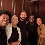 Maria Gadú Instagram – foi uma semana intensa, tristonha. de aprendizados constantes. por mais que meu coração já conheça esse sentimento da perda, nunca é igual. mas por outro lado agradeço a música por todos os presentes que nos dá. assistimos em NY esse show magnífico do @caetanoveloso , num teatro mais do que belo no Brooklyn, com esse time impecável, inteiramente impecável. com essa amiga querida @esperanzaspalding , com nossos amores da vida @paulinhomoska e @larissabracher , cantamos e dançamos. é isso. eu e @popi.itapema voltamos felizes de tantos abraços bons e risadas boas que demos. as conversas e passeios com @lunecos, bom macarrão com @zeliaduncan @flavia_pedras , mais macarrão com @renatadysouza e Nico. mais uma saudade pra carregar pra sempre. e essa foto de constelação ♥️