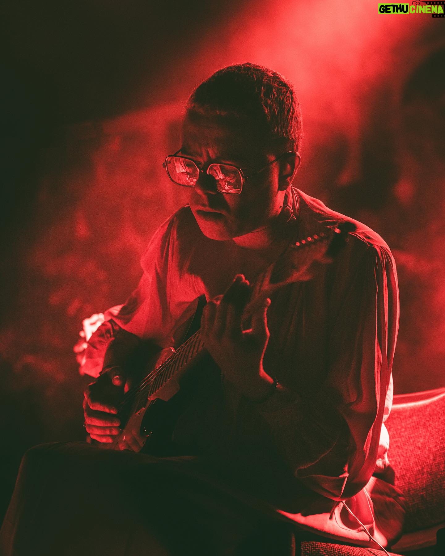 Maria Gadú - 5.5K Likes - foram dias e noites de amor e brilho. uma honra subir ao palco com meu querido @paulinhomoska e suas canções magníficas, que tanto fazem parte das relíquias que guardo no coração. maior honra ainda, é desfrutar de sua companhia, sua amizade, e poder rir de doer a barriga com essas amizades tão lindas @leandroquirogaferreres @tina.zenn @passarohippie @vicentepbarros @paulinhobarroso e meu amor @popi.itapema !!! Obrigada @medioymedio , obrigada Moska! Obrigada, gente! ♥️♥️♥️♥️
.
As fotos estão misturadas, mas são do @paulinhobarroso , da @popi.itapema e do @maurirod.uy . menos a do mar neon, que tirei humildemente com meu aparelho telefônico 💥