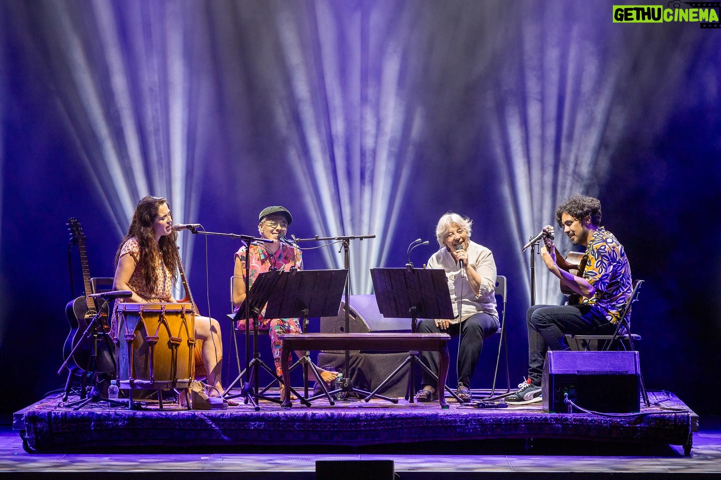 Maria Gadú Instagram - Foram 3 concertos luminosos, lindos e muito especiais. Dividir o palco com essas artistas brilhantes me emociona muito, assistir o movimento de suas expressões de tão perto, o calor de suas existências! Obrigada @silviaperezcruzzzzz @lilianaherrero_ y @rossiguitarra ! Obrigada a equipe de talento @patricio.tejedor @etneus @popi.itapema ♥️ @maruisla Obrigada as pessoas que foram celebrar conosco em Barcelona, Cartagena y Madrid! 🩵 @joanfornes 💙 @plomezyvargas 🤍 @studio187floresta 💜 @fergonzalez_photo