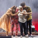 Maria Gadú Instagram - Foram 3 concertos luminosos, lindos e muito especiais. Dividir o palco com essas artistas brilhantes me emociona muito, assistir o movimento de suas expressões de tão perto, o calor de suas existências! Obrigada @silviaperezcruzzzzz @lilianaherrero_ y @rossiguitarra ! Obrigada a equipe de talento @patricio.tejedor @etneus @popi.itapema ♥️ @maruisla Obrigada as pessoas que foram celebrar conosco em Barcelona, Cartagena y Madrid! 🩵 @joanfornes 💙 @plomezyvargas 🤍 @studio187floresta 💜 @fergonzalez_photo