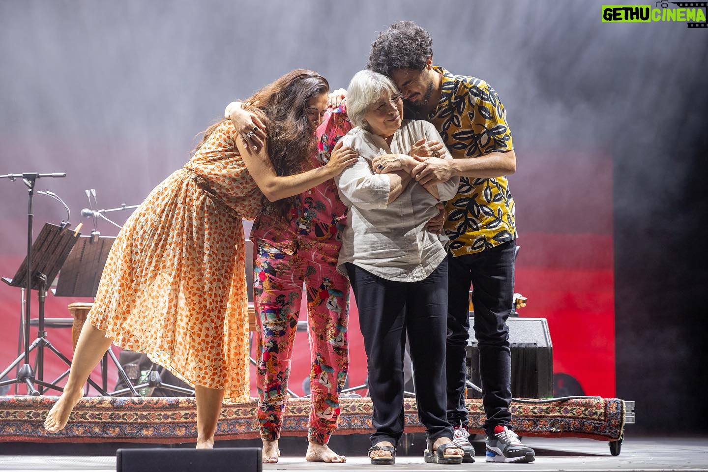 Maria Gadú Instagram - Foram 3 concertos luminosos, lindos e muito especiais. Dividir o palco com essas artistas brilhantes me emociona muito, assistir o movimento de suas expressões de tão perto, o calor de suas existências! Obrigada @silviaperezcruzzzzz @lilianaherrero_ y @rossiguitarra ! Obrigada a equipe de talento @patricio.tejedor @etneus @popi.itapema ♥️ @maruisla Obrigada as pessoas que foram celebrar conosco em Barcelona, Cartagena y Madrid! 🩵 @joanfornes 💙 @plomezyvargas 🤍 @studio187floresta 💜 @fergonzalez_photo