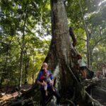 Maria Gadú Instagram – No dia internacional das Florestas, meu coração se enche com esses registros. Alice conhecendo a Amazônia em janeiro deste ano. Mais do que um passeio, uma imersão ao lado de ativistas, ribeirinhos e indígenas na maior floresta tropical do planeta. 

O brasil é Floresta, é Amazônia, é Mata Atlântica. As florestas são nossa riqueza maior, de pé, proporcionam água, temperatura, comida, medicina, empregos e arte. é uma infinita beleza. sempre junto @expedicaokaterre katerre

Preserve! Refloreste o planeta, sua cabeça e seu coração! 

1- conhecendo uma esplendorosa Samaúma

2-toda linda com meu maiô de onça navegando de manhã bem cedinho

3- colaborando na soltura dos quelonios, projeto magnífico de tantos anos onde o ativista e educador Paul dedicou uma vida inteira

4- bem ribeirinha querendo paz 

5- visitando a casa do tio PAUL e tia Bianca, dois amores que transformaram a história da educação no Rio Jauaperi
 
#florestasvivas