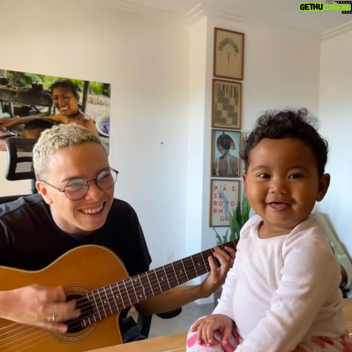 Maria Gadú - 28.6K Likes - e no dia de hoje, comemorando meu aniversário aqui em Lecce na Itália, no palco com meus amigos, só tenho a agradecer! a essa vida magnífica, a família preciosa, as amizades amorosas, a essa profissão que tanto amo. mas acima de todas essas lindas coisas, o que vale mesmo cada respirada do meu pulmaozito é essa neném que ama “Lá e Lô” do @lenine ♥️♥️♥️ feliz aniversário pra todo mundo que nasceu, como eu, no dia de Iansã e Santa Bárbara!! ♥️♥️❤️🔥❤️🔥