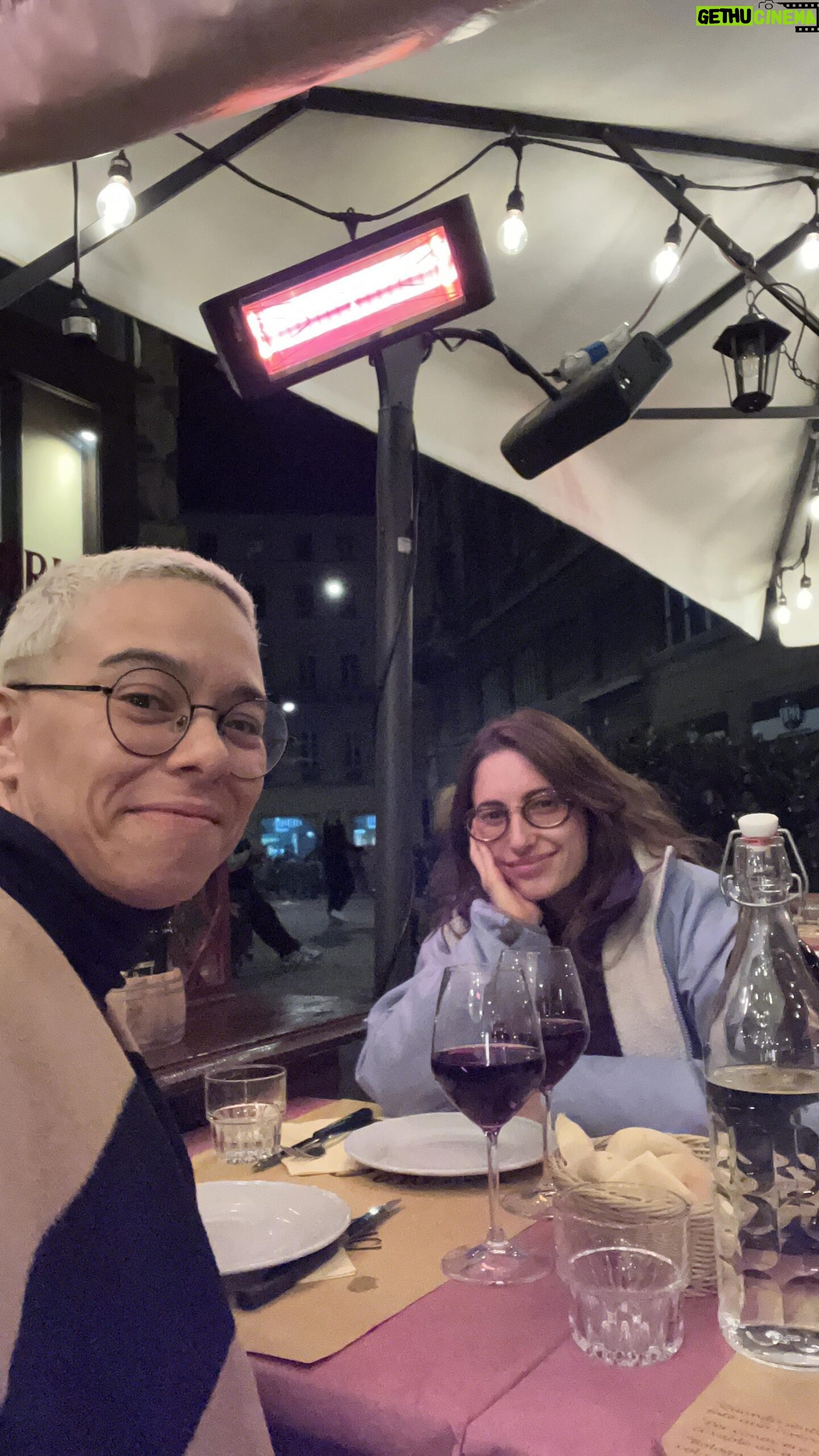 Maria Gadú Instagram - duas noites lindas em Bologna e Paris! muita comida boa, risadas e casacos. muuuuuitos casacos! que linda que tá essa tour! Agradecemos a todas as pessoas que vieram😍 E como a gente vive pra comer, tem mais vídeo se fartando do que tocando. também nos locomovemos muito. esses vídeos lindões estão sendo feitos pelo nerd do Jayjay @manojayv que além de tocar clarineta, flauta , sax, também sabe mexer nos trem que editam, filma e é belo ♥️🎥 26/11 - Madrid (ESP) - Sala Villanos ✅ 27/11 - Barcelona (ESP) - La 2 de Apolo ✅ 29/11 - Bologna (IT) - Bravo Caffè ✅ 30/11 - Paris (FR)- Alhambra ✅ 03/12 - Milão (IT) - Blue Note (duas sessões) sold out 04/12 - Lecce (IT) - Teatro Apollo 06/12 - Dublin (IE) - Button Factory 07/12 - Londres (UK)- Jazz Café 08/12 - Berlin (DE) - Gretchen 09/12 - Lisboa (PRT) - Capitólio 10/12 - Porto (PRT) - Hard Club • ingressos na bio.