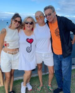 Maria Gadú Instagram - olha a maravilha! com esses irmãos que são patrimônio cultural dessa cidade maravilhosa!!!!! obrigada, amores!! Alice ainda ganhou presentinhos 🥲♥️ . já já é nóis no guararapes!!!!♥️
