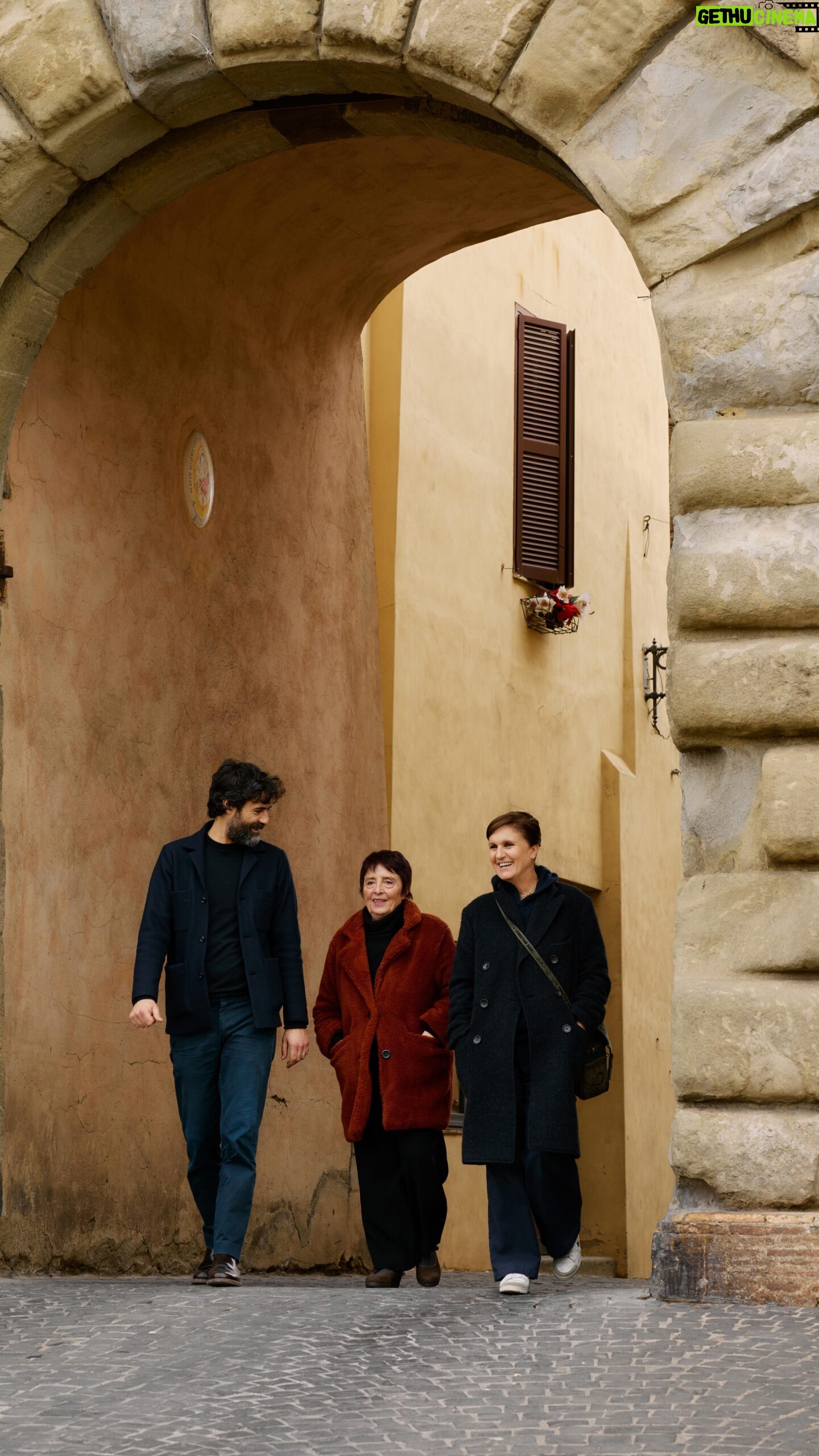 Maria Grazia Chiuri Instagram - We embarked on a journey through time with @Biancocosmelli: from Rome, and a world of images linked with classical principles, to Capranica, a historic town in the Lazio countryside, a suspended realm where archetypal symbols are applied without constraint. The artist Suzanne Santoro guides us through her exploration of the immediacy of the artistic gesture up to today, with her return to New York and an installation at the Brooklyn Museum, a testimony to her constant research. It is a circular trajectory that traces her personal and everyday iconographic research, recreating a multilayered imagery full of hidden meanings. ©️ A special thanks to @ifexperience Photo: @laurasciacovelli Historical Images: Courtesy Suzanne Santoro. Rome, Pietro Consagra Studio, meeting of Rivolta Femminile, from the right Suzanne Santoro, Carla Lonzi, Carla Accardi, Marta Lonzi, 1971. On background Consagra sculpture: "Giardino bianco", painted iron, 1966. Courtesy Archivio Pietro Consagra Milan. Suzanne Santoro, Statua Romana, 1972 Black Mirrors series. Courtesy Suzanne Santoro