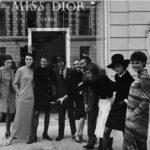 Maria Grazia Chiuri Instagram – “A boutique called Miss Dior – after the perfume – will open next September on rue François Premier, next to the couture house. […] ‘The young don’t want fittings – they want to rush in and grab what they like, pay and rush out’, said Guiborge”. In this way, the New York Times chronicled this new type of fashion, aimed at a younger “Miss Dior”, leading to the use, for the first time, of ephemeral objects, such as shopping bags and signs.