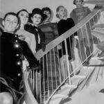 Maria Grazia Chiuri Instagram – 1967 was the year in which the Miss Dior line was born: the Maison’s first prêt-a-porter collection, designed by Marc Bohan together with his right-hand man Philippe Guibourgé. In September of the same year, Marc Bohan opened the Maison’s first ready-to-wear store in Paris. The new line was aimed at a young clientele, it was designed for a new generation.
This represents a turning point in fashion, a moment of transition into a new approach to clothing, as the crafts involved in Haute Couture evolved into methods that would allow for the serial production of clothing. Thus the Miss Dior collection opens up the possibility of reproducing a garment, and shapes in a modern way the woman’s body.
The collection immediately became popular and many celebrities, such as Sofia Loren or actress Annie Buron-Fosse appeared wearing the Miss Dior line in major magazines editorials like Vogue.