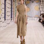 Maria Grazia Chiuri Instagram - The classic trench coat becomes the focal point of a fascinating #Dior Couture Spring-Summer 2024 stylistic exercise. Opening up the creative frontiers for this iconic item of Parisian chic, @MariaGraziaChiuri has totally rethought its archetypal aura by calling on the savoir-faire of the House's ateliers alike to cut cotton twill into belted dresses and voluminous outerwear.