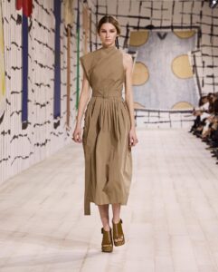 Maria Grazia Chiuri Instagram - The classic trench coat becomes the focal point of a fascinating #Dior Couture Spring-Summer 2024 stylistic exercise. Opening up the creative frontiers for this iconic item of Parisian chic, @MariaGraziaChiuri has totally rethought its archetypal aura by calling on the savoir-faire of the House's ateliers alike to cut cotton twill into belted dresses and voluminous outerwear.