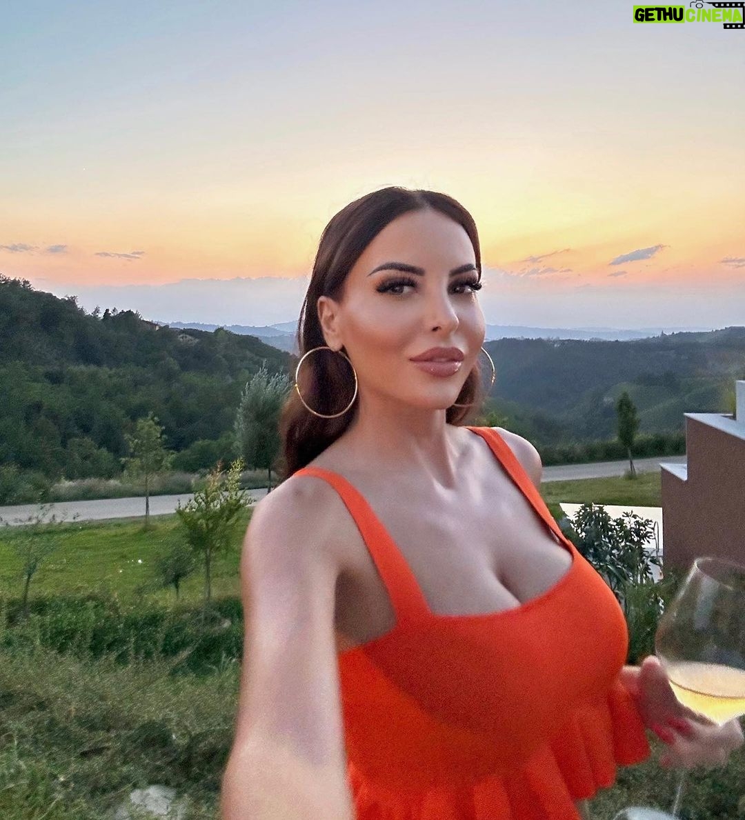 Maria Luisa Jacobelli Instagram - Italy amore mio 🦋🍷🍝