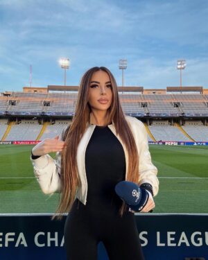 Maria Luisa Jacobelli Instagram - 𝑵𝑬𝑿𝑻 𝑹𝑶𝑼𝑵𝑫: FC Barcelona! 🔵🔴🇪🇸 
Barcellona Napoli what a match 🔥 
@sportmediaset 
@championsleague 
@fcbarcelona 
@officialsscnapoli