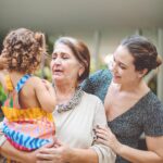 Maria Pinna Instagram - 2 anos da Zoe foi um sucesso!!! Deu uma trabalheira danada, mas a gente se divertiu no processo e o resultado ficou demais. Vou fazer uma ficha técnica dessa galera incrível que tornou essa festa possível: Recreação infantil: @aquarela_recreacoes sem palavras para eles… eles foram essências para entreter a criançada da melhor forma possível. Tiveram várias atividades e a que mais fez sucesso foi a oficina de tintas naturais. Bolo, brigadeiros e cookies: @gateaudemariee foi o melhor bolo de chocolate que já comi na vida! Cakepop, grissins, celeiros e hortinhas de pão de mel decorados: @cozinhadatia por um momento eu achei que esses docinhos eram só decoração 🤩, mas eram de comer e deliciosos. Balas caramelizadas: @balasdalidia pensa num doce bom pra comer no calor!!! Crocantes, geladinhos e de vários sabores. Pães de mel: @laverissimodoceria tinha de doce de leite, coco e nozes. Na dúvida peguei vários logo que cheguei 🙈. Maravilhosos!!! Locação de objetos: @krfestaslocadora a Bia nos ajudou no processo e foi perfeito! Quando chegamos com as referências do que imaginávamos, ficamos enlouquecidas, porque tinha TUDO que a gente precisava!!! Foto: @lualvesfotografia além de ser ótima fotógrafa, também é amiga da família há muitos anos 🤍. Decoração: @jubiondi pensa numa mãe empolgada, dedicada e cheia de pilha mesmo com duas filhas pra cuidar 😅. Flores: @oozora na verdade ela é designer das lojas da Nike, mas ela é uma amiga tão fiel da Ju (mãe da Zoe) que veio de NY para ajudar. Produção: aaaahhh aí foi à família toda! Eu, @carol_biondi @baepipinna @jubiondi @oozora @selma_citron O melhor de tudo é que a Zoe amou!!! Ela curtiu muito a festa do começo ao fim, e depois do parabéns ela ficou tão empolgada que pediu pra gente cantar de novo mais 2 vezes 🥲. Zoe, a madrinha te ama demais e deseja tudo de mais lindo e iluminado na sua vida! Que venham muitos anos de aprendizados, risadas gostosas e festas inesquecíveis. Ano que vem tem mais! 🐴🎂🦖🍀❤️