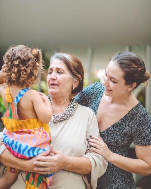Maria Pinna Instagram - 2 anos da Zoe foi um sucesso!!! 
Deu uma trabalheira danada, mas a gente se divertiu no processo e o resultado ficou demais. 

Vou fazer uma ficha técnica dessa galera incrível que tornou essa festa possível: 

Recreação infantil: @aquarela_recreacoes sem palavras para eles… eles foram essências para entreter a criançada da melhor forma possível. Tiveram várias atividades e a que mais fez sucesso foi a oficina de tintas naturais.

Bolo, brigadeiros e cookies: @gateaudemariee foi o melhor bolo de chocolate que já comi na vida! 

Cakepop, grissins, celeiros e hortinhas de pão de mel decorados: @cozinhadatia por um momento eu achei que esses docinhos eram só decoração 🤩, mas eram de comer e deliciosos. 

Balas caramelizadas: @balasdalidia pensa num doce bom pra comer no calor!!! Crocantes, geladinhos e de vários sabores.

Pães de mel: @laverissimodoceria tinha de doce de leite, coco e nozes. Na dúvida peguei vários logo que cheguei 🙈. Maravilhosos!!!

Locação de objetos: @krfestaslocadora a Bia nos ajudou no processo e foi perfeito! Quando chegamos com as referências do que imaginávamos, ficamos enlouquecidas, porque tinha TUDO que a gente precisava!!!

Foto: @lualvesfotografia além de ser ótima fotógrafa, também é amiga da família há muitos anos 🤍.

Decoração: @jubiondi pensa numa mãe empolgada, dedicada e cheia de pilha mesmo com duas filhas pra cuidar 😅.

Flores: @oozora na verdade ela é designer das lojas da Nike, mas ela é uma amiga tão fiel da Ju (mãe da Zoe) que veio de NY para ajudar.

Produção: aaaahhh aí foi à família toda! Eu, @carol_biondi @baepipinna @jubiondi @oozora @selma_citron 

O melhor de tudo é que a Zoe amou!!! Ela curtiu muito a festa do começo ao fim, e depois do parabéns ela ficou tão empolgada que pediu pra gente cantar de novo mais 2 vezes 🥲.

Zoe, a madrinha te ama demais e deseja tudo de mais lindo e iluminado na sua vida! 
Que venham muitos anos de aprendizados, risadas gostosas e festas inesquecíveis. 
Ano que vem tem mais! 🐴🎂🦖🍀❤️