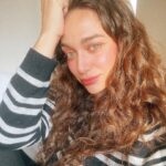 Maria Pinna Instagram – Desses dias aí que eu estava cheia de blush, batom, luz do sol favorecendo e me achando… porque hoje eu tô só no “câmbio desligo”. 🎙🔌