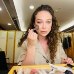 Maria Pinna Instagram - No camarim virando Helena em @benditasmulheresnoteatro 🎭. Hoje é o último espetáculo das nossas benditas e eu só tenho a agradecer por tanto aprendizado que vou levar pra vida. E seguimos fazendo arte por aí… 🖼 #benditasmulheresnoteatro