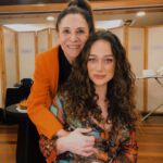 Maria Pinna Instagram – Eu e vera já transformadas em Helena e Vanda. Obs: @vera.mancini apalpa discretamente meu seio na foto e eu deixo!
🎭 
Vanda: Tanto tempo sozinha… tanta terapia… 
Vanda e Helena (juntas): Teatro lo tuyo es puro teatro, falsedad bien ensayada, estudiado simulacro.
Fue tu mejor actuación destrozar mi corazón🎵. 
Vanda: Niilismo
Helena: Brechtiano
Vanda: perplexidade 
Helena: traição
Vanda: descoberta
Helena: irmandade
Vanda: imponderável.
Helena: Empoderamento. 
Vanda e Helena juntas: NINGUÉM SOLTA A MÃO DE NINGUÉM. Me too. NÃO É NÃO! 
#benditasmulheresnoteatro 
(Não teria legenda melhor para essa foto do que esse trechinho da peça)
Obrigada Vanda! Ops, quer dizer, VERA! Vamos para uma taça?