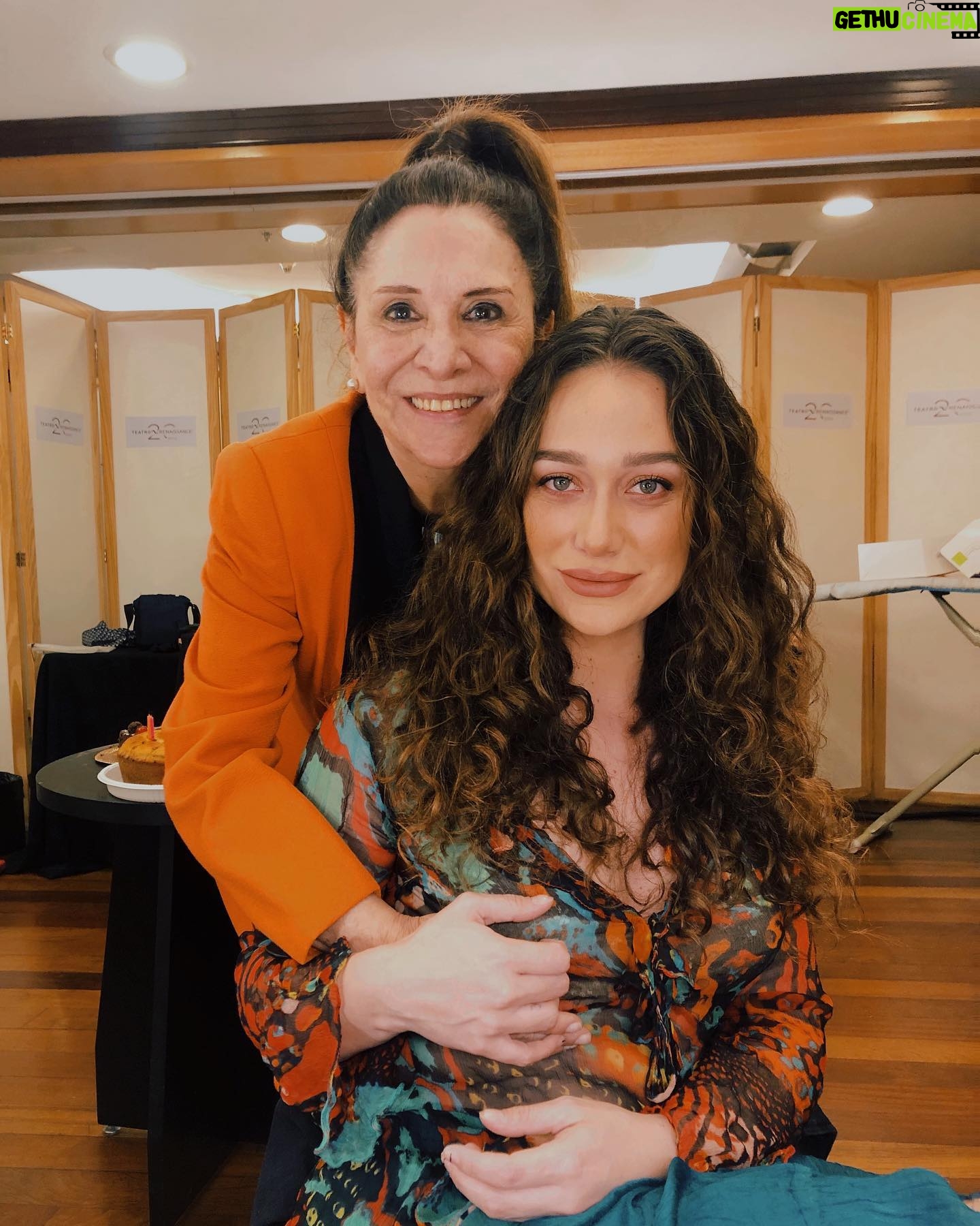 Maria Pinna Instagram - Eu e vera já transformadas em Helena e Vanda. Obs: @vera.mancini apalpa discretamente meu seio na foto e eu deixo! 🎭 Vanda: Tanto tempo sozinha… tanta terapia… Vanda e Helena (juntas): Teatro lo tuyo es puro teatro, falsedad bien ensayada, estudiado simulacro. Fue tu mejor actuación destrozar mi corazón🎵. Vanda: Niilismo Helena: Brechtiano Vanda: perplexidade Helena: traição Vanda: descoberta Helena: irmandade Vanda: imponderável. Helena: Empoderamento. Vanda e Helena juntas: NINGUÉM SOLTA A MÃO DE NINGUÉM. Me too. NÃO É NÃO! #benditasmulheresnoteatro (Não teria legenda melhor para essa foto do que esse trechinho da peça) Obrigada Vanda! Ops, quer dizer, VERA! Vamos para uma taça?