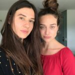 Maria Pinna Instagram - CARTA ABERTA DE ANIVERSÁRIO SUPER, HIPER, MEGA ATRASADA PARA MINHA MELHOR: “Migaaaaa me atende cadê a senhora? Não faz a frozen”. Esse seria nosso bordão. A gente se fala TODOS os dias e tem dias que não temos nada de novo pra falar mas ficamos no mínimo 40 minutos e tem dia que chega a ser 2 horas de ligação. Mas que tanto assunto? As vezes não tem nenhum babado mas tem afinidade, tem vida, tem aplaudir e vibrar a outra pelo sucesso. Tem um sorriso no rosto quando você quer chorar…. Tem palavras que nem sempre a gente quer ouvir mas precisa escutar. Tem a compreensão das lágrimas que as vezes vale mais do que só admirar o riso (e você sabe que só gosto de falar quando eu tô de bom humor pra rir). Tem o abraço (quando a gente decide raramente sair de casa) que não custa nada e vale tanto. Tema conquista de uma que passa a ser a conquista da outra. Tem o não ter a ver com o tempo e com a proximidade e sim com a conexão. Tem o te criticar na sua frente e te defender nas suas costas… e no fim não é quem TEM muito assunto?! Ah, e tem também uma frase de um filme que eu amo que fala: “Então, esta é a minha vida. E quero que você saiba que sou feliz e triste ao mesmo tempo, e ainda estou tentando entender como posso ser assim.” E tem o maaaaais daora de ser sua amiga que é você ler ela agora e rir porque você sabe que ela faz todo sentido. Afinal, acho que tem um pouco do meu ser caótica/bipolar/performática kkkk. Obrigada por ser minha amiga todos os dias e me amar com as minhas imperfeições. Um viva para seu novo ano e um viva para os encontros da vida! 🙌🏻 🎊