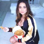 Maria Pinna Instagram - Meu mood de hoje. Qual é o seu? 🍿📺✨