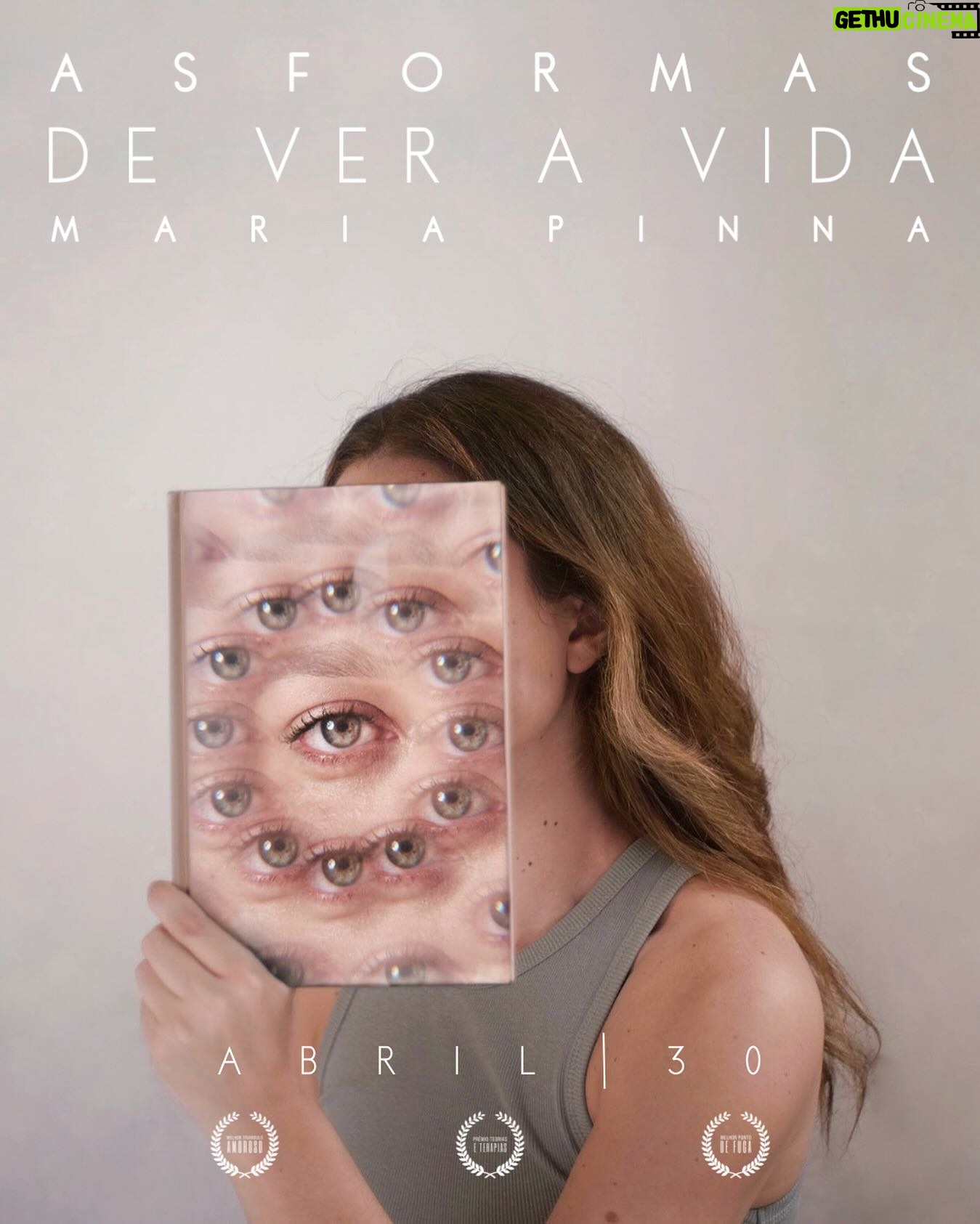 Maria Pinna Instagram - Me lembro que eu odiei geometria. Achei difícil, inútil. E cheguei a dizer aquele clichê: ‘Pra quê? Não vou usar nunca!’ Aí a gente cresce e vê que a geometria foi feita pra vida adulta. Fotografia @verenabaptista Design Gráfico @lau_csm