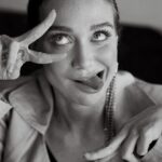 Maria Pinna Instagram - Vitorioso na vida é você aí do outro lado da tela que pode estar num dia difícil mas continua destinado a se mover, mesmo que necessite dar esse movimento sendo rebocado. Bem ou mal, nossas flutuações emocionais sao tão grandes que nos liberam pensamentos intrusivos. E sim, eu sei… eles vêm! E é nessa oportunidade que a vida nos obrigada, mesmo que a gente não consiga nem se levantar, a fazer o que tiver que fazer para conseguir sobreviver ao caos interno. E é nessa linda hora que a própria vida, que muitas vezes parece nos esmagar, nos da a oportunidade de recomeçar. É aqui que triunfam aqueles que mesmo na dor conseguem lutar. Tenha força!!! Não desista mesmo que por aí esteja difícil. A vida é dura e sem amaciante. Mas ela vale a pena ao final da montanha… Tenha fé na vida! Tenha fé… No fundo eu e você somos iguais internamente… feitos de dias bons e ruins… espero que de alguma forma essa reflexão chegue até você que esteja precisando. Bem vindo as várias oscilações de mim mesma! 🎭🤪🤯 Com amor Maria.