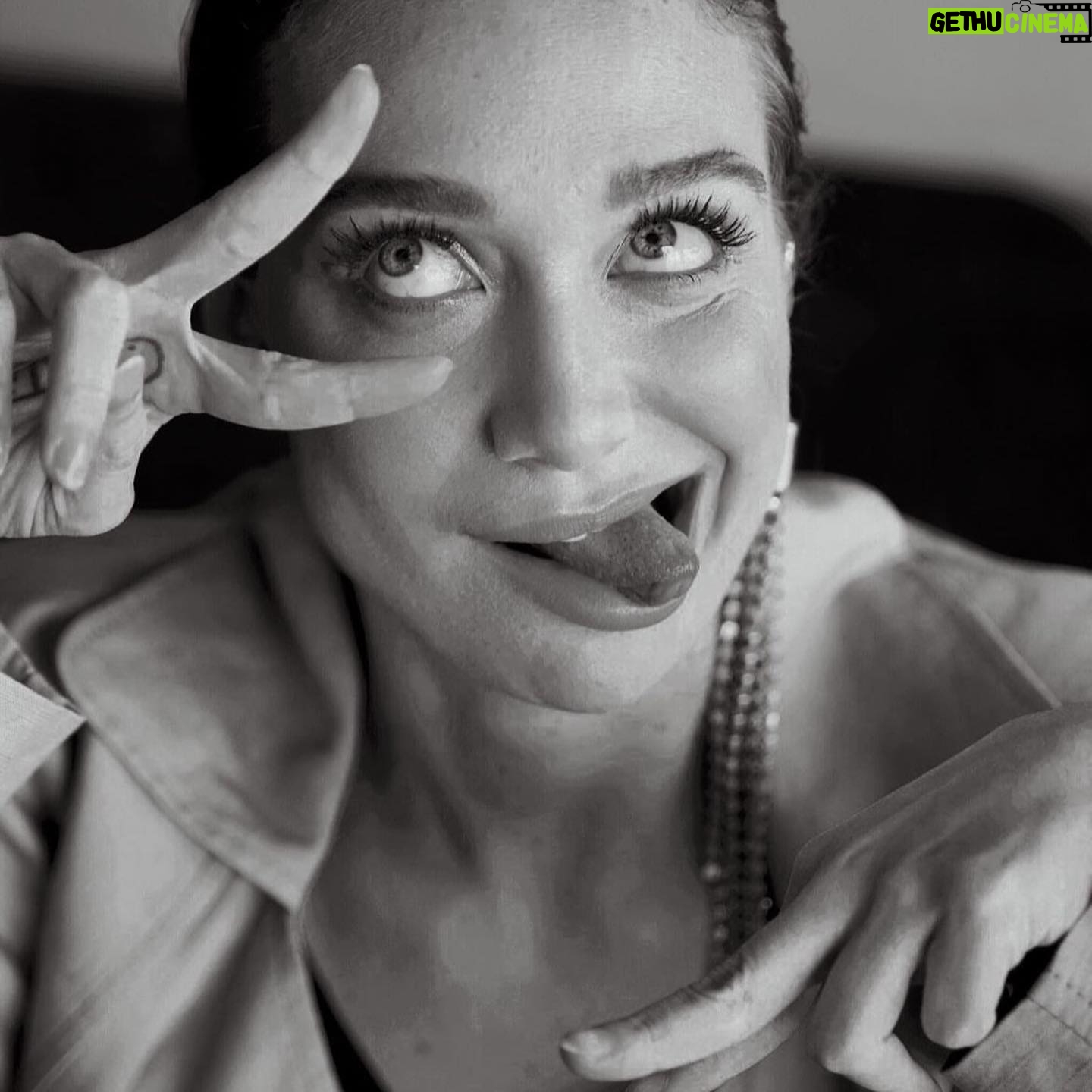 Maria Pinna Instagram - Vitorioso na vida é você aí do outro lado da tela que pode estar num dia difícil mas continua destinado a se mover, mesmo que necessite dar esse movimento sendo rebocado. Bem ou mal, nossas flutuações emocionais sao tão grandes que nos liberam pensamentos intrusivos. E sim, eu sei… eles vêm! E é nessa oportunidade que a vida nos obrigada, mesmo que a gente não consiga nem se levantar, a fazer o que tiver que fazer para conseguir sobreviver ao caos interno. E é nessa linda hora que a própria vida, que muitas vezes parece nos esmagar, nos da a oportunidade de recomeçar. É aqui que triunfam aqueles que mesmo na dor conseguem lutar. Tenha força!!! Não desista mesmo que por aí esteja difícil. A vida é dura e sem amaciante. Mas ela vale a pena ao final da montanha… Tenha fé na vida! Tenha fé… No fundo eu e você somos iguais internamente… feitos de dias bons e ruins… espero que de alguma forma essa reflexão chegue até você que esteja precisando. Bem vindo as várias oscilações de mim mesma! 🎭🤪🤯 Com amor Maria.